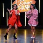 Shakti Mohan Instagram - Mukti: didi ab bas karo kitna dance karogi 🤷🏻‍♀️ Me: Golu 🙌🏼 2020 is ending now, dance to banta haiiiiii 🥳🥳🥳 #dancewithme @muktimohan @zeecafeindia @zeetv @keylightinsta @nrityashakti @premavshetty @camy1411 @anna_1394_ @neerajnavare.makeupartist @dwyessh_hairwizard @mitavaswani @shalinisharmamakeupandhair @jagtap721 @suchitrasawant16