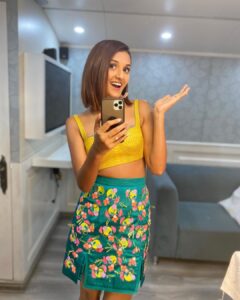 Shakti Mohan Instagram - Tonight on #bigboss 🤘🏼 @beingsalmankhan 🥳🥳🥳🥳 @remodsouza sir @salmanyusuffkhan @punitjpathakofficial @lizelleremodsouza Mam @colorstv @premavshetty @neerajnavare.makeupartist @jagtap721 Outfit: @papadontpreachbyshubhika Jewellery: @inaya_accessories & @jewellerybymitalijain Footwear: @zori.world Styled by: @camy1411 Assisted by: @anna_1394_ @tejalnagmoti