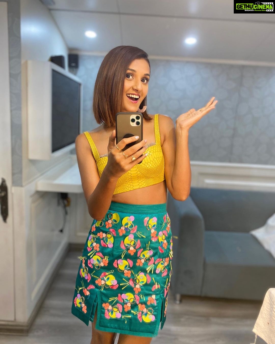 Shakti Mohan Instagram - Tonight on #bigboss 🤘🏼 @beingsalmankhan 🥳🥳🥳🥳 @remodsouza sir @salmanyusuffkhan @punitjpathakofficial @lizelleremodsouza Mam @colorstv @premavshetty @neerajnavare.makeupartist @jagtap721 Outfit: @papadontpreachbyshubhika Jewellery: @inaya_accessories & @jewellerybymitalijain Footwear: @zori.world Styled by: @camy1411 Assisted by: @anna_1394_ @tejalnagmoti