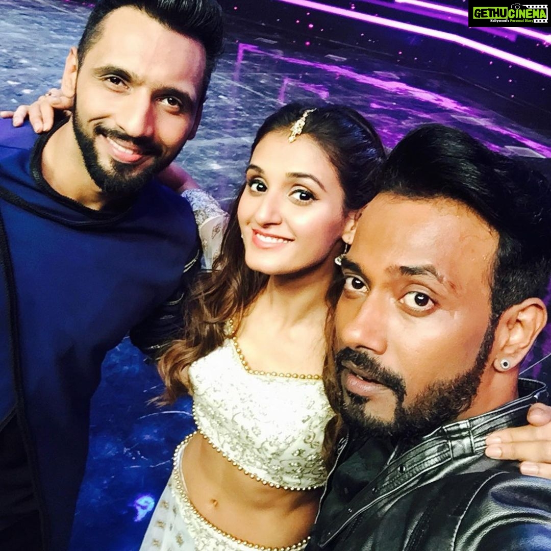 Shakti Mohan Instagram - HAPPPPPPYYYYYY BIRTHDAY TO MY CUTIES 😘 @dharmesh0011 @punitjpathakofficial FYI dono ka birthday is one day apart 🥳 It’s so amazinggggg to know you both. Couldn’t ask for better friends who support me and pull my leg all the time 🤣 you both are super beautiful souls. Love the feeling of knowing you, it brings a sense a homeliness and warmth just to think about you two. Love you and stay the best, you guys inspire me alottt 😇 Love youuuuuuuuuuuuuu Have the best day ever 🎂🎈