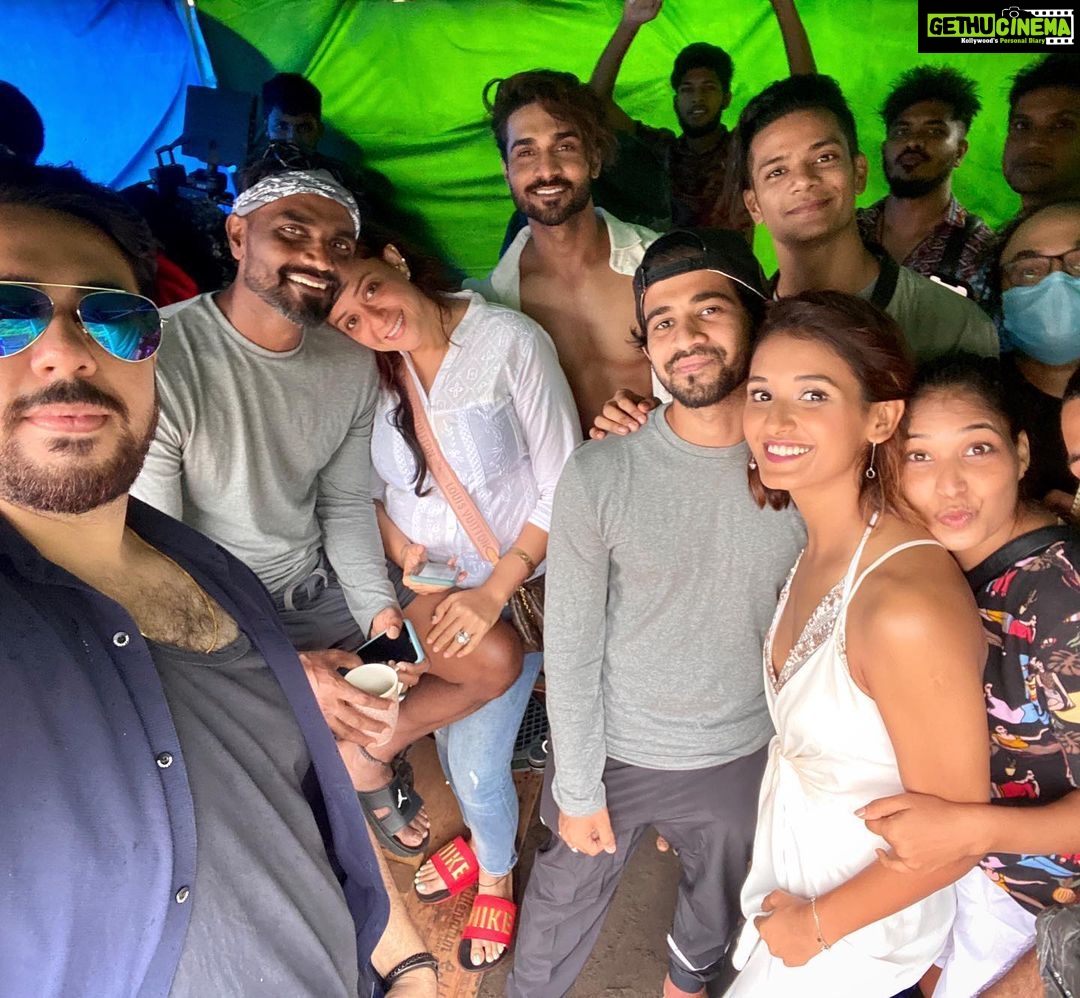 Shakti Mohan Instagram - Thank you everyone for so much love ππ»#saatonjanam @remodsouza sir @lizelleremodsouza mam @salmanyusuffkhan @rahuldid @alishasingh.official @mikhill007 @ishaankhanblive @shambhavi.thakur @prachityagi @saurabh_prajapati24 @blivemusic.in @premavshetty @neerajnavare.makeupartist Dwyesh