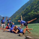 Shakti Mohan Instagram - Falling for you all over again 🌿🌊 #ganges #uttarakhand @ishanbhandarii @ivanshu_k @rohan_shah_ @muktimohan @salvushotels