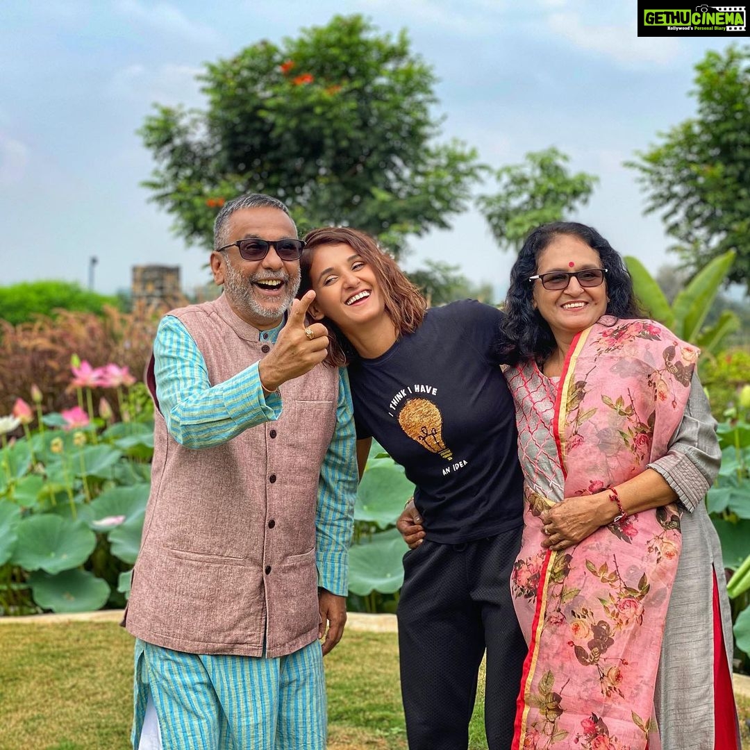 Shakti Mohan Instagram - 👨👩👧 #bestparentsintheworld