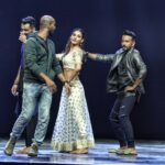 Shakti Mohan Instagram - phenomenally candid 🤧💃🚶🏽 Can you guess the song we are rehearsing to? btw loving the chappal 🤭🤪 @punitjpathakofficial @dharmesh0011 @bertdsou #throwback #danceplus #goodtimes