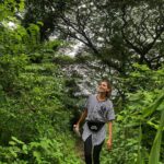 Shakti Mohan Instagram - that feeling 🌿 when you look up into the sky when the birds sing when the sun sets when you're so grateful when your mom welcomes you home when your dad is proud of you that feeling that makes you one with the world that makes you feel complete what truly makes you happy? #puravida 📷 @rohan_shah_