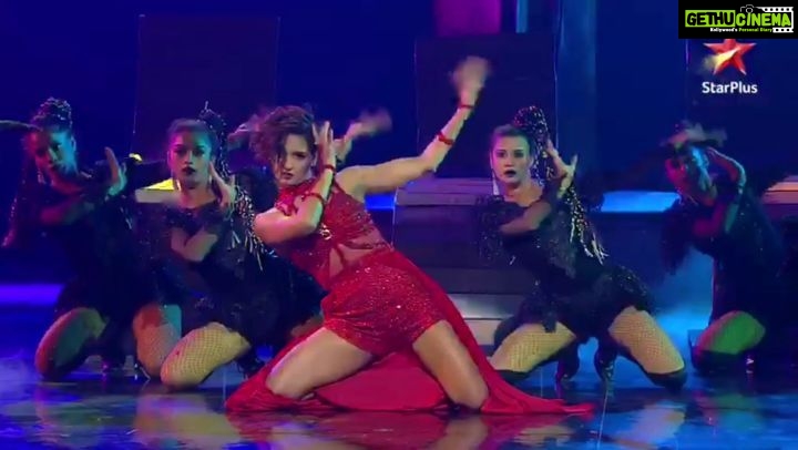 Shakti Mohan Instagram - #throwbackanyday Kyunki @madhuridixitnene ma'am ne standing ovation diya hai yaaar 🥳 Can't wait to share with you all #danceaboutit ka new episode with Madhuriii maaaam 🤯😘 Releasing at 6pm TODAY Link in bio ❤️ #danceplus @starplus @binny_j4482 @vibhorratna @harshalds @neerajnavare.makeupartist @shabnam1014 @premavshetty @jagtap721