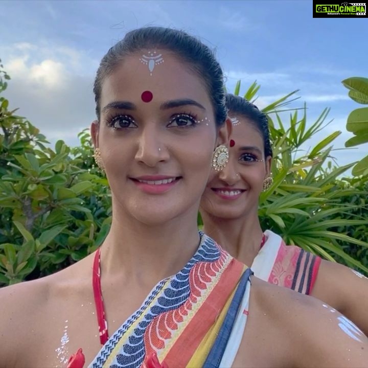 Shakti Mohan Instagram - Nurture your roots 🌿 . Live in the rhythm of your soil 🌺 . Celebrating Indian spirit of dance 🇮🇳 #NrityaTribe is our small attempt to introduce inner-freedom & joy to you! Swatantra Diwas ki shubhkamnaye 🙏 @muktimohan @alishasingh.official @kmohan12 @thisisriyaaaa @kusum8114 @arunaagarwal34 @nrityashakti @muktimanch @vishwanath.kumary @muktimanch #NrityaTribe #nrityashakti #muktimanch #independenceday #indianfolkdance #reisdasmarimbas