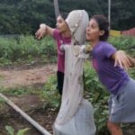 Shakti Mohan Instagram – Two crows in the farm 🧑🏻‍🌾
Just for #worldnatureconservationday 🌿
 
@nihaarpandya 🙈
@muktimohan  we should create “Crows” The musical 🥁🐣🤪
#overacting #toomuchfreetime #nonsense #scarecrow 🤣