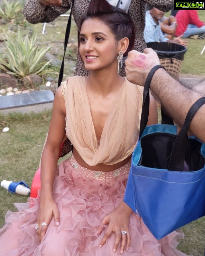 Shakti Mohan Instagram - GOSSIP GOSSIP GOSSIP 🤷🏻♀️🙆🏻♀️💁🏾♀️ Missing #shootlife 💅💄💃🎥 *If you are wondering what we are talking about, Our topic of discussion is @alishasingh.official 😜🙈 @lipsa893 @nancyshahh_ @shabnam1014 @neerajnavare.makeupartist #gossipgirl 🤭 😆 #coronagoaway 👊