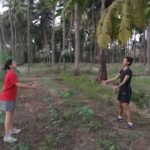 Shakti Mohan Instagram – Aaj Papaya ko Pakaya 🥴🌴 .
Organic workout 🏋️‍♀️ @neetimohan18 @nihaarpandya @muktimohan
#farmlife #quarantine 🏡