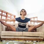 Shakti Mohan Instagram – Couchella 📺🤸‍♀️🙄 👀

Binge watching Stretching all day 😍
#lockdown 🎈📌 🙈 
#quarantinelife 
#couch party 🛋️