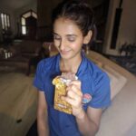 Shakti Mohan Instagram - Itna karona 🤪 mujhe pyaar 🍫 Yummmmmmmmmmmmm 😋 #mondayMOTIvation 🙈 P.S - don't zoom in, there is chocolate on my face 👀