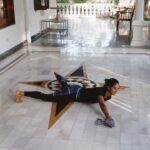 Shakti Mohan Instagram - I - so - LATE - LATE ke Isolation 👀🤪😂 Saara ghar ka kaam mujhse karwa rahein hain... 🧹🧽. 🤫 Commentary by @neetimohan18 Didi @nihaarpandya @muktimohan #quarantine #21days21things #cleaning #dancer 💃