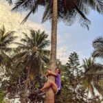 Shakti Mohan Instagram – Quarantreed 🌴🐒 #lovetrees 🤗
#stayhealthy  #quarantine in nature 🌿