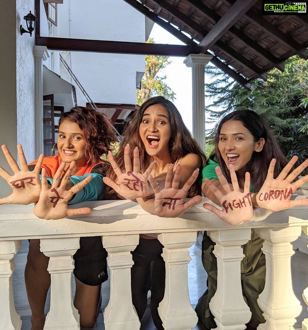 Shakti Mohan Instagram - Ghar pe Raho na ๐ Fight Corona #jantacurfew ๐ฎ๐ณ Thank you Modi ji for your initiatives and unifying the nation to fight together against this deadly virus. Big thanks to doctors, govt authorities and volunteers for fighting everyday to keep us all safe. Let's stay home and stay safe. @neetimohan18 @muktimohan ๐ท @nihaarpandya #indiafightscorona #covid_19 #indiacomestogether