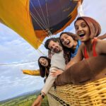 Shakti Mohan Instagram - Together we touch the sky ☁️ #upintheair with @nihaarpandya @neetimohan18 @muktimohan @queensland @destination.queensland @hotairballoonaustralia #queensland #thisisqueensland #travelling 🎈 Tracksuit @adk_avishidayalkalra Styled by @saachivj