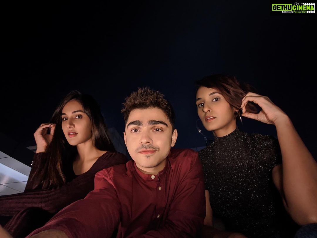 Shakti Mohan Instagram - Jab Rohan met the Mohans✨💯 @rohan_shah_ @muktimohan