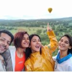 Shakti Mohan Instagram - Together we touch the sky ☁️ #upintheair with @nihaarpandya @neetimohan18 @muktimohan @queensland @destination.queensland @hotairballoonaustralia #queensland #thisisqueensland #travelling 🎈 Tracksuit @adk_avishidayalkalra Styled by @saachivj