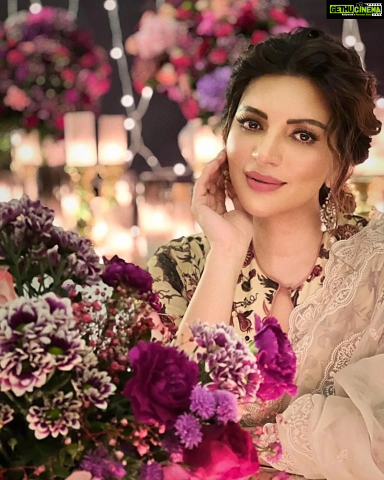 Shama Sikander Instagram - Happy Diwali Everyone πͺπͺ . Make up & Hair :- @makeoverbysejalthakkar Jewellery:- @argentumbeyou . . #desigirl #diwalivibes #diwaliparty #stylish #indianwear #instadaily #instagood #shamasikander #actorslife