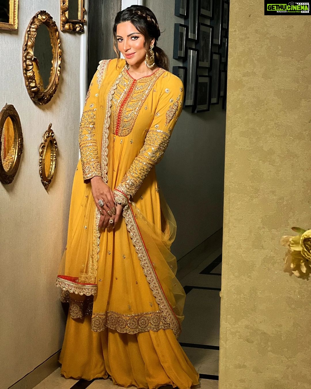 Shama Sikander Instagram - Regal πΈπ» . . Outfit:-@nitikagujralofficial @simrankhera5 @styledbyayushidixit Hair :- @makeoverbysejalthakkar . . #diwaliparty #event #love #yellow #happiness #festivevibes #actorslife #indianwear #shamasikander Mumbai, Maharashtra