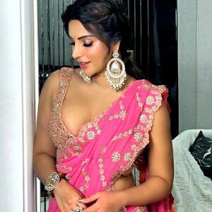 Shama Sikander Instagram - Festive vibes is not ended yet💕💕
.
Outfit - @nitikagujralofficial
Make up & Hair:- @makeoverbysejalthakkar
Earings- @meraki.mumbai
Rings/kadda- @the_jewel_gallery
Stylist - @simrankher5 @styledbyayushidixit
.
.
#diwalivibes #happiness #pink #indianwear #sareelover #festivewear #diwalivibes #actress #actorslife #bollywood #shamasikander