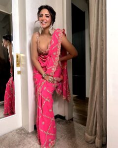Shama Sikander Instagram - Festive vibes is not ended yet💕💕
.
Outfit - @nitikagujralofficial
Make up & Hair:- @makeoverbysejalthakkar
Earings- @meraki.mumbai
Rings/kadda- @the_jewel_gallery
Stylist - @simrankher5 @styledbyayushidixit
.
.
#diwalivibes #happiness #pink #indianwear #sareelover #festivewear #diwalivibes #actress #actorslife #bollywood #shamasikander