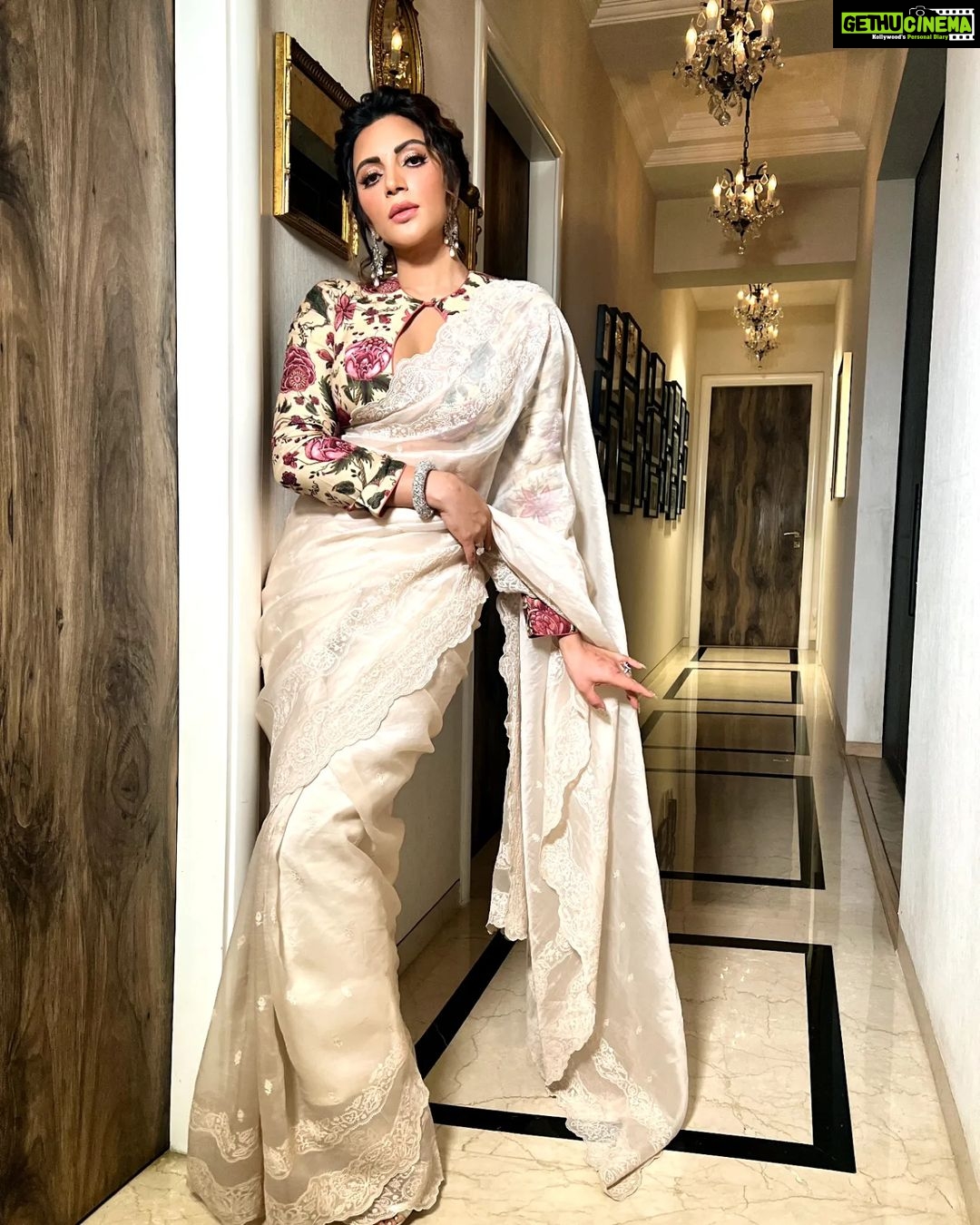 Shama Sikander Instagram - Happy Diwali Everyone πͺπͺ . Make up & Hair :- @makeoverbysejalthakkar Jewellery:- @argentumbeyou . . #desigirl #diwalivibes #diwaliparty #stylish #indianwear #instadaily #instagood #shamasikander #actorslife