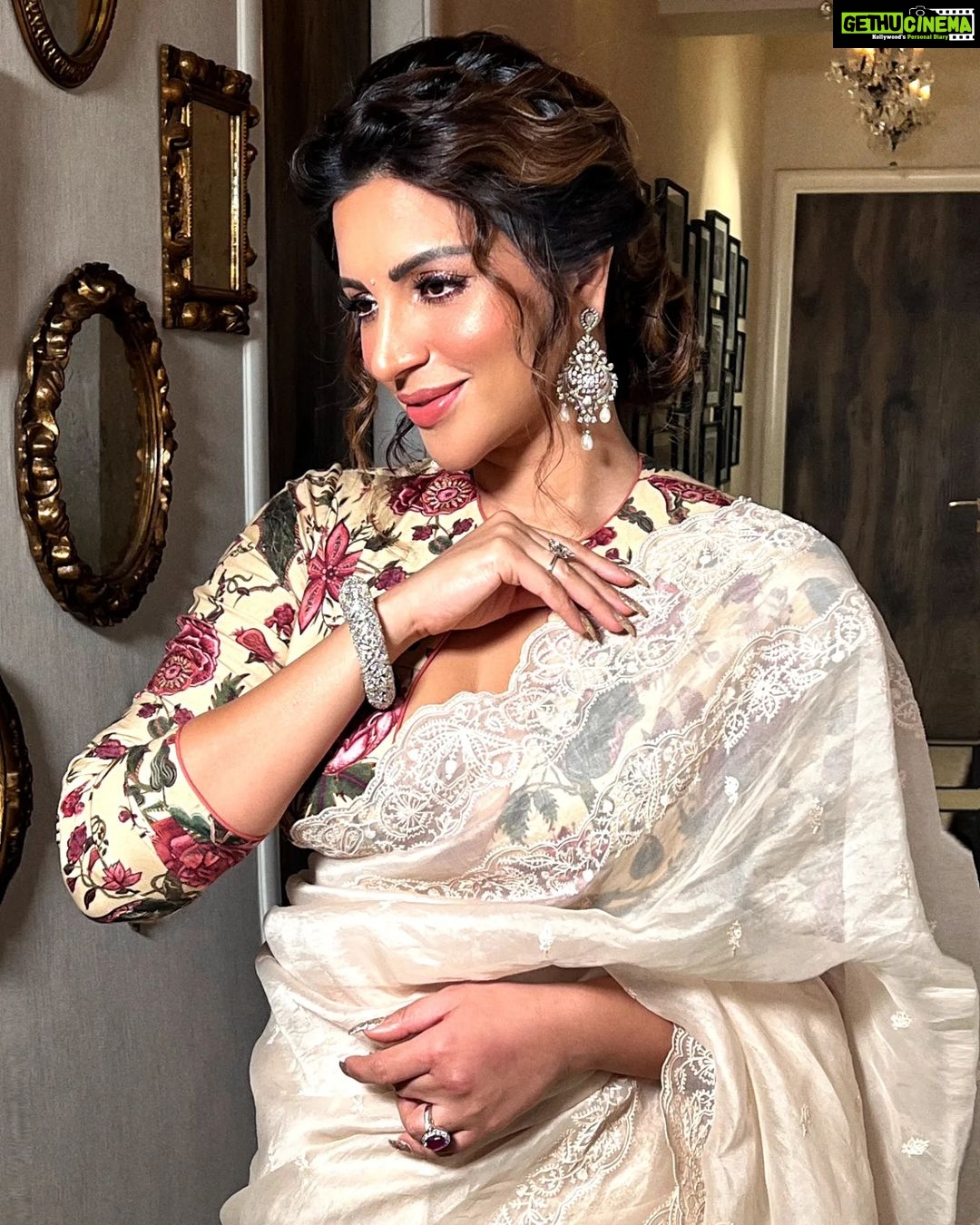 Shama Sikander Instagram - Happy Diwali Everyone πͺπͺ . Make up & Hair :- @makeoverbysejalthakkar Jewellery:- @argentumbeyou . . #desigirl #diwalivibes #diwaliparty #stylish #indianwear #instadaily #instagood #shamasikander #actorslife