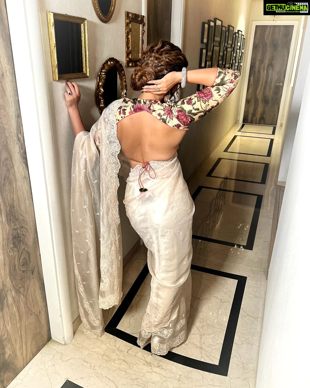 Shama Sikander Instagram - Happy Diwali Everyone πͺπͺ . Make up & Hair :- @makeoverbysejalthakkar Jewellery:- @argentumbeyou . . #desigirl #diwalivibes #diwaliparty #stylish #indianwear #instadaily #instagood #shamasikander #actorslife
