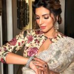 Shama Sikander Instagram - Happy Diwali Everyone 🪔🪔 . Make up & Hair :- @makeoverbysejalthakkar Jewellery:- @argentumbeyou . . #desigirl #diwalivibes #diwaliparty #stylish #indianwear #instadaily #instagood #shamasikander #actorslife