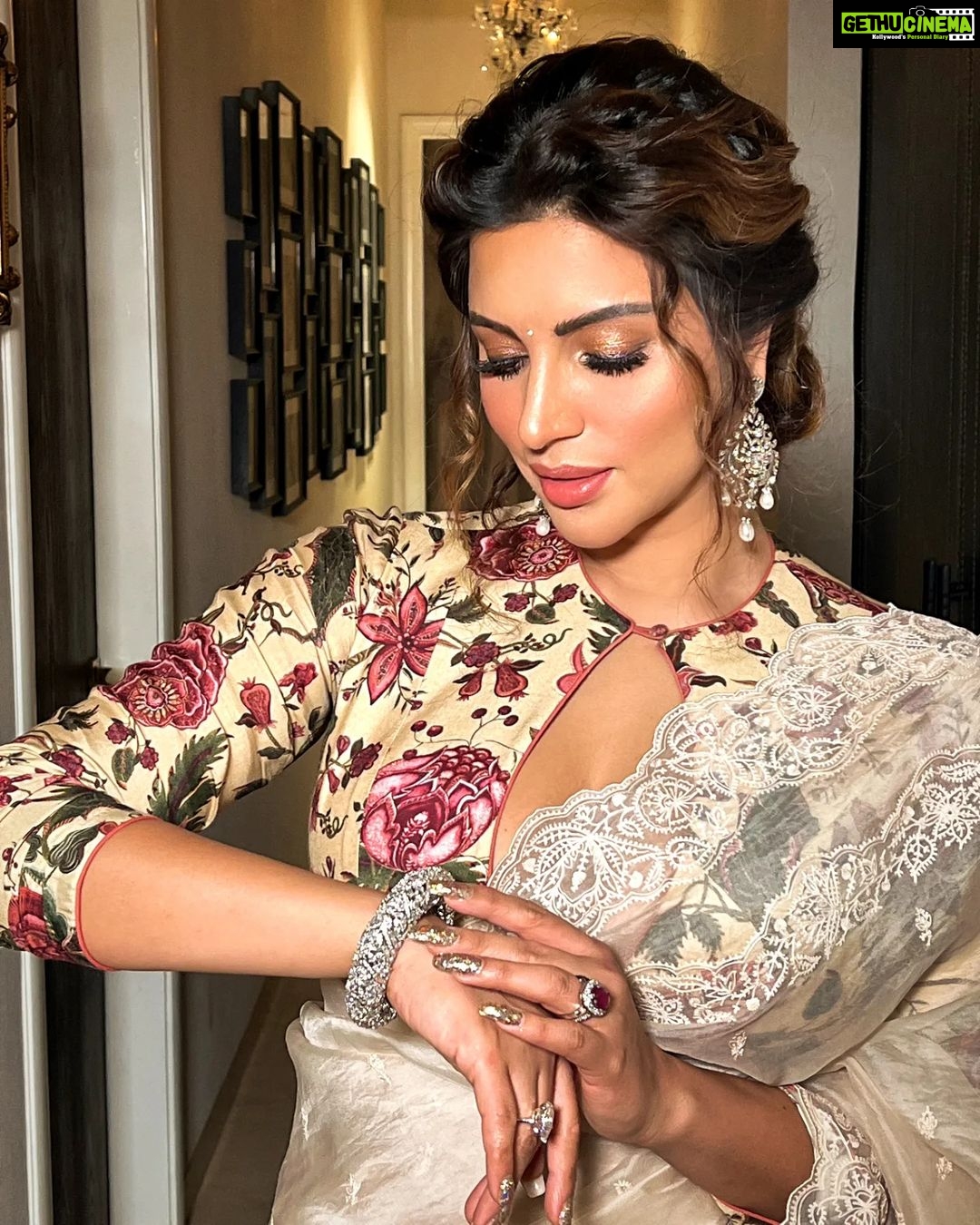 Shama Sikander Instagram - Happy Diwali Everyone πͺπͺ . Make up & Hair :- @makeoverbysejalthakkar Jewellery:- @argentumbeyou . . #desigirl #diwalivibes #diwaliparty #stylish #indianwear #instadaily #instagood #shamasikander #actorslife
