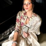 Shama Sikander Instagram - Happy Diwali Everyone 🪔🪔 . Make up & Hair :- @makeoverbysejalthakkar Jewellery:- @argentumbeyou . . #desigirl #diwalivibes #diwaliparty #stylish #indianwear #instadaily #instagood #shamasikander #actorslife