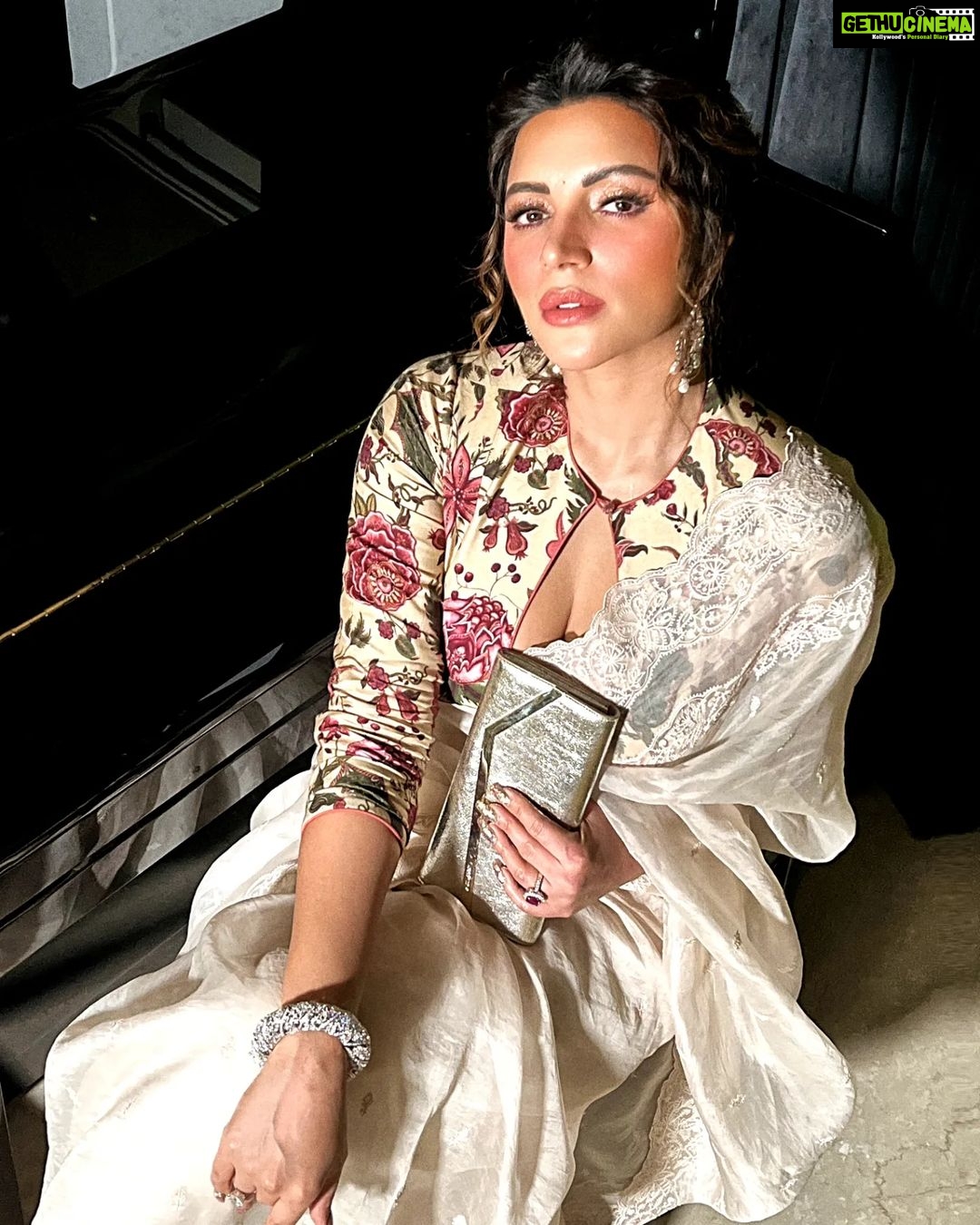 Shama Sikander Instagram - Happy Diwali Everyone πͺπͺ . Make up & Hair :- @makeoverbysejalthakkar Jewellery:- @argentumbeyou . . #desigirl #diwalivibes #diwaliparty #stylish #indianwear #instadaily #instagood #shamasikander #actorslife