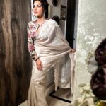 Shama Sikander Instagram - Happy Diwali Everyone 🪔🪔 . Make up & Hair :- @makeoverbysejalthakkar Jewellery:- @argentumbeyou . . #desigirl #diwalivibes #diwaliparty #stylish #indianwear #instadaily #instagood #shamasikander #actorslife