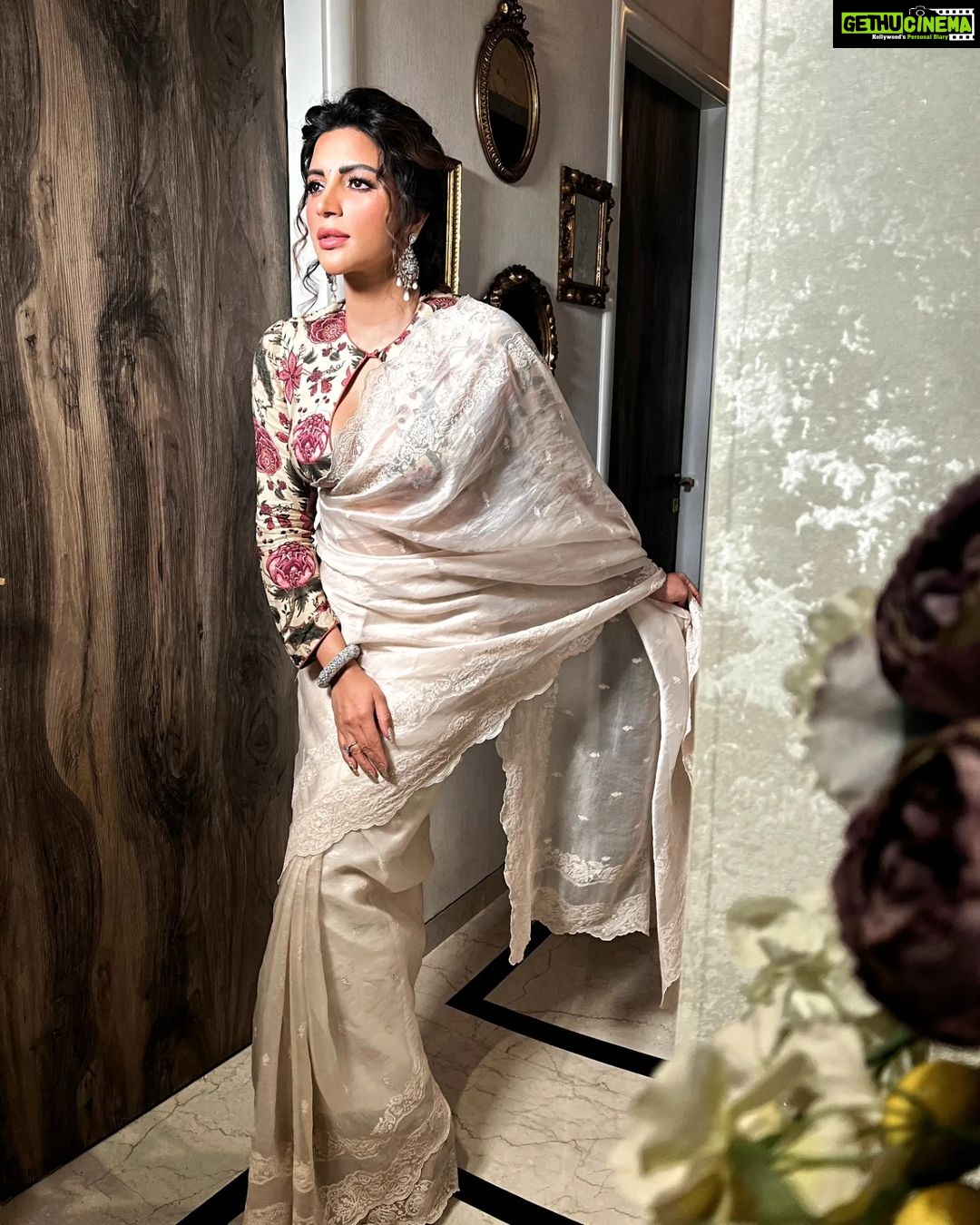 Shama Sikander Instagram - Happy Diwali Everyone πͺπͺ . Make up & Hair :- @makeoverbysejalthakkar Jewellery:- @argentumbeyou . . #desigirl #diwalivibes #diwaliparty #stylish #indianwear #instadaily #instagood #shamasikander #actorslife