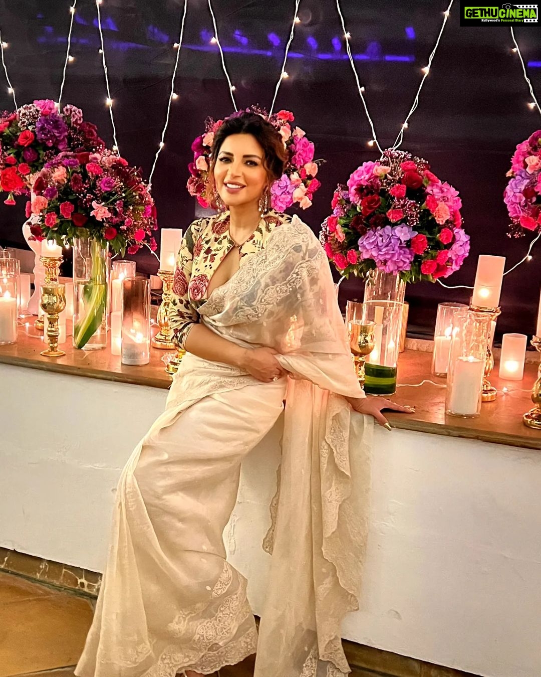 Shama Sikander Instagram - Happy Diwali Everyone πͺπͺ . Make up & Hair :- @makeoverbysejalthakkar Jewellery:- @argentumbeyou . . #desigirl #diwalivibes #diwaliparty #stylish #indianwear #instadaily #instagood #shamasikander #actorslife