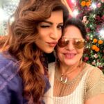 Shama Sikander Instagram - And life must go on… Diwali time with dear friends….. thank you for all the joy and happiness dear @surveenchawla and @akshaythakker and to meeting old friends and making new friendship ♥️😇🪔 . . . #diwaliparty #partytime #saree #love #festivevibes #festivewear #bollywood #postivevibes #Shamasikander Mumbai, Maharashtra