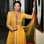 Shama Sikander Instagram - Regal 👸🏻 . . Outfit:-@nitikagujralofficial @simrankhera5 @styledbyayushidixit Hair :- @makeoverbysejalthakkar . . #diwaliparty #event #love #yellow #happiness #festivevibes #actorslife #indianwear #shamasikander Mumbai, Maharashtra