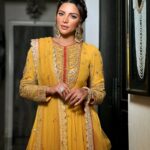 Shama Sikander Instagram - Regal 👸🏻 . . Outfit:-@nitikagujralofficial @simrankhera5 @styledbyayushidixit Hair :- @makeoverbysejalthakkar . . #diwaliparty #event #love #yellow #happiness #festivevibes #actorslife #indianwear #shamasikander Mumbai, Maharashtra