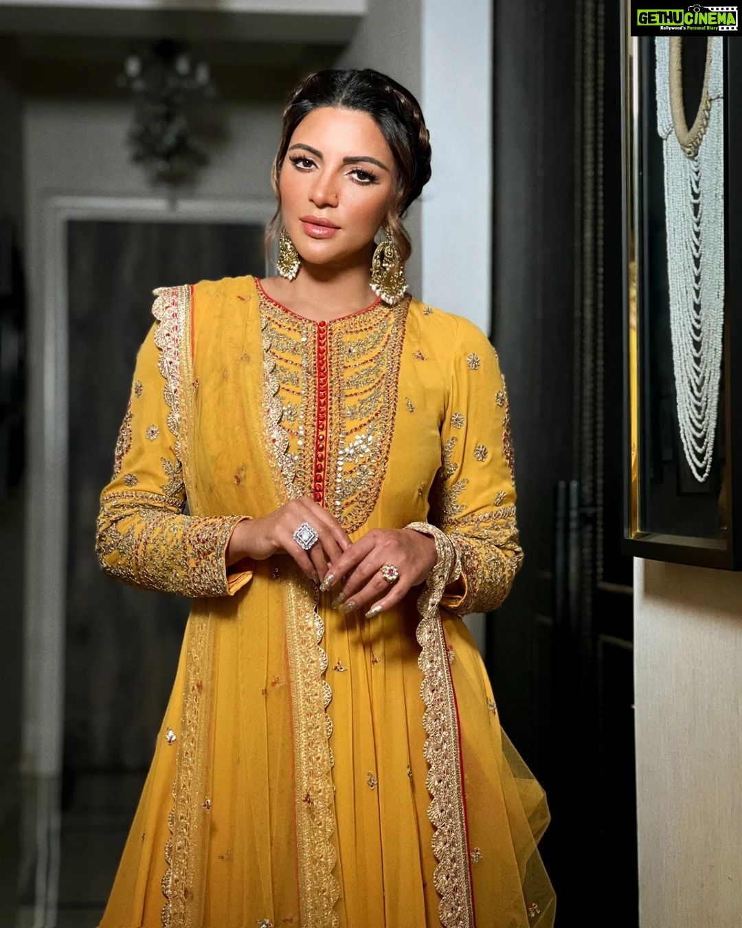 Shama Sikander Instagram - Regal πΈπ» . . Outfit:-@nitikagujralofficial @simrankhera5 @styledbyayushidixit Hair :- @makeoverbysejalthakkar . . #diwaliparty #event #love #yellow #happiness #festivevibes #actorslife #indianwear #shamasikander Mumbai, Maharashtra