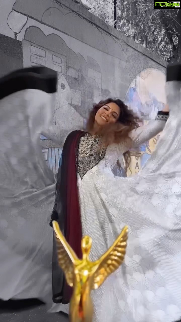 Shama Sikander Instagram - What a beautiful dayβ¦#gratitude ππ»ππ»ππ»π felt so grateful so made this reel as i got awarded for achieving excellence in mental health awareness empowerment at Women Entrepreneurship conclave & awards 2022 by #metconnect #tiips in association with #qweens thank you for appreciating me and my work, by appreciating my voice you give strength to many who stilll hesitate to talk about this issue. #letstalk more about this and bring more and more awareness, kindness, understanding and acceptance to each otherππ» congratulations to all the wonderful women who won the award and got appreciated. It is so important to appreciate Women in our country who are continuously giving their service to the betterment of the society π€πβ₯οΈππ»ππ» #kudostoallofus #womenempowerment #womeninspiringwomen #womenpower #mentalhealthawareness #womensconclaveawards #mentalhealthmatters #mentalhealth #youarenotalone