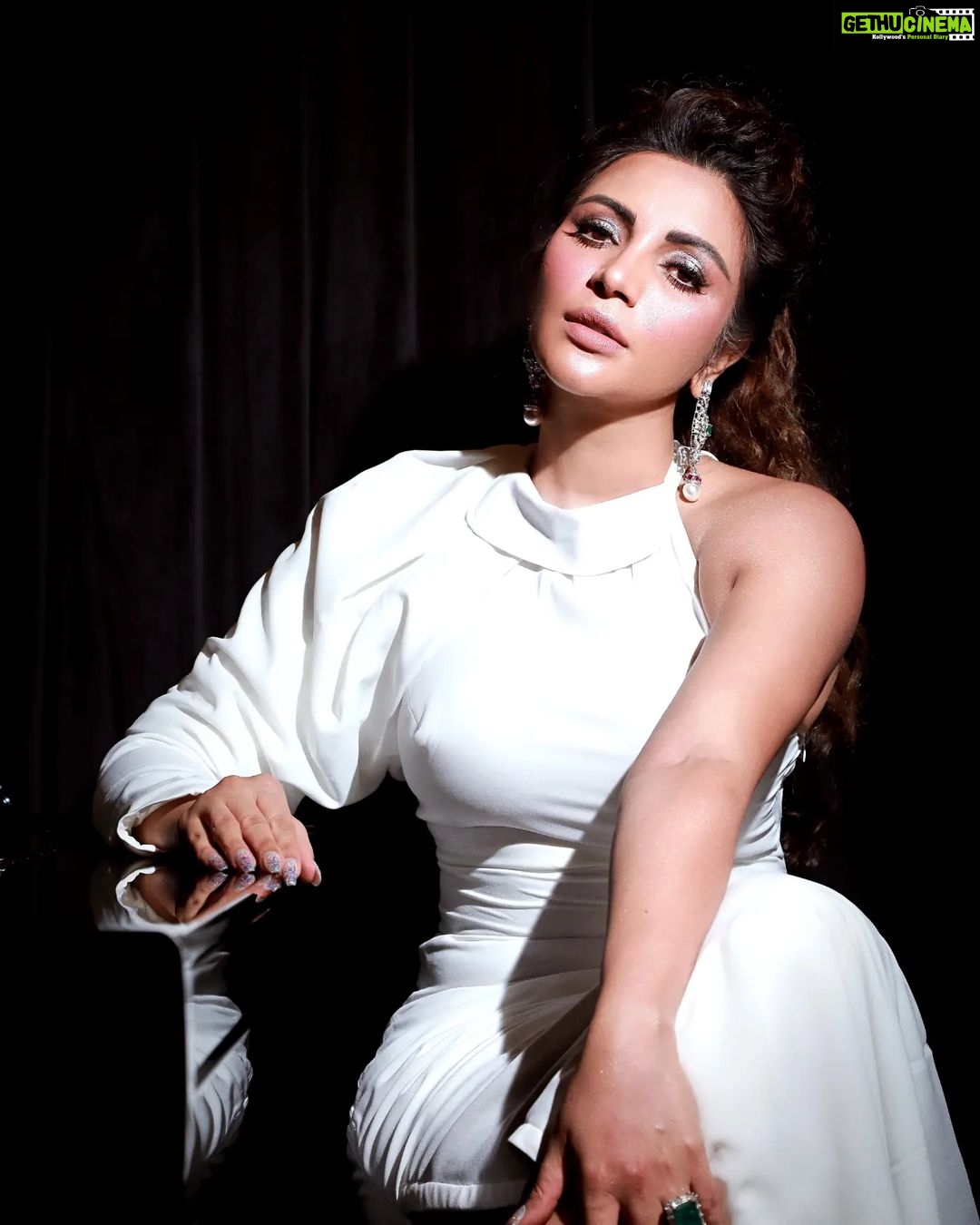Shama Sikander Instagram - A woman with class is Timeless🤍 . . Make up & Hair:- @makeoverbysejalthakkar Jewellery:- @argentumbeyou Shoes:- @giuseppezanotti . . #woman #class #ellegance #love #attire #smile #style #influencer #actorslife #shamasikander Mumbai, Maharashtra