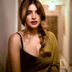 Shama Sikander Instagram - Sukoon girvi hai uske paas, Mohabbat karz li thi jisse..... . . . #shyari #love #saree #indianwear #positivequotes #spreadlove #influencer #actorslife #eyes #makeup #shamasikander