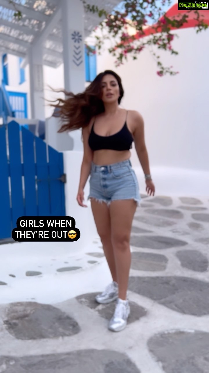 Shama Sikander Instagram - Who agrees? Leave a yes in the comments below ππ»ππ #girls #girlsbelike #homely #sassy #queens #love #life #lifestyle #travel #havefun #sexy #beyoyrself #loveyourself #everyway #mykonos #greece