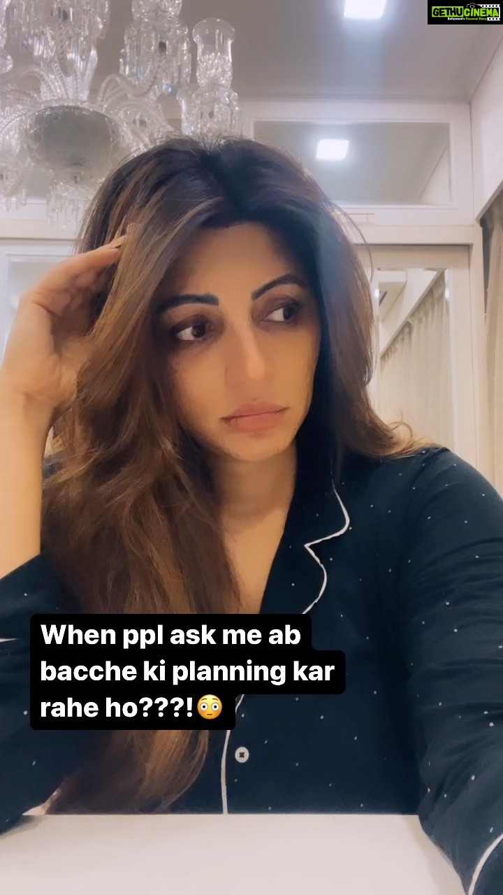 Shama Sikander Instagram - Kya aapne bhi kabhi ye experience kiya hai???? #duvidha #shadishuda #ladhkiyon ki 😔 #lol #family #logkyasochenge #they #familyplanning #viral #reel #bollywood #actorslife #funnyvideos #justforfun #ilovekids