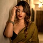 Shama Sikander Instagram - जो हर किसी पे मर जाए, वोे मर ही जाए तो अच्छा है... . . . #shyari #sareelove #indianwear #instagood #influencer #spreadlove #pose #positivity #bollywood #actorslife #shamasikander