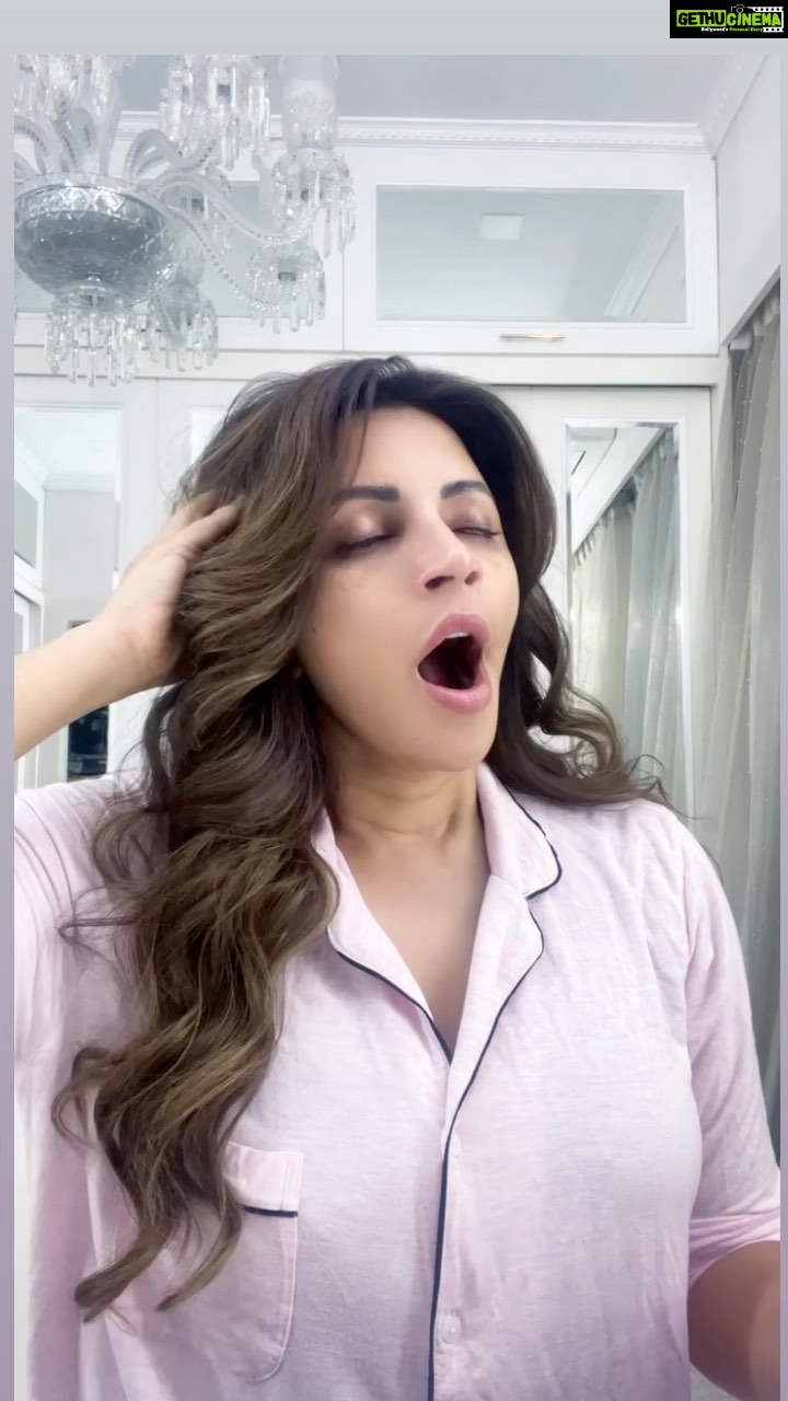 Shama Sikander Instagram - Ah chu…..🤭😬🤩 #wow #transition #transitionreels #reels #glam #simple #simpletoglam #glamdoll #fashionista #fashionicon