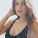 Shama Sikander Instagram - Why does it feels so lazyyyy…. Is it the monsoon?? #monsoon #vibes #mood #lazyday #lazylamhe #romance #love #feelings #home