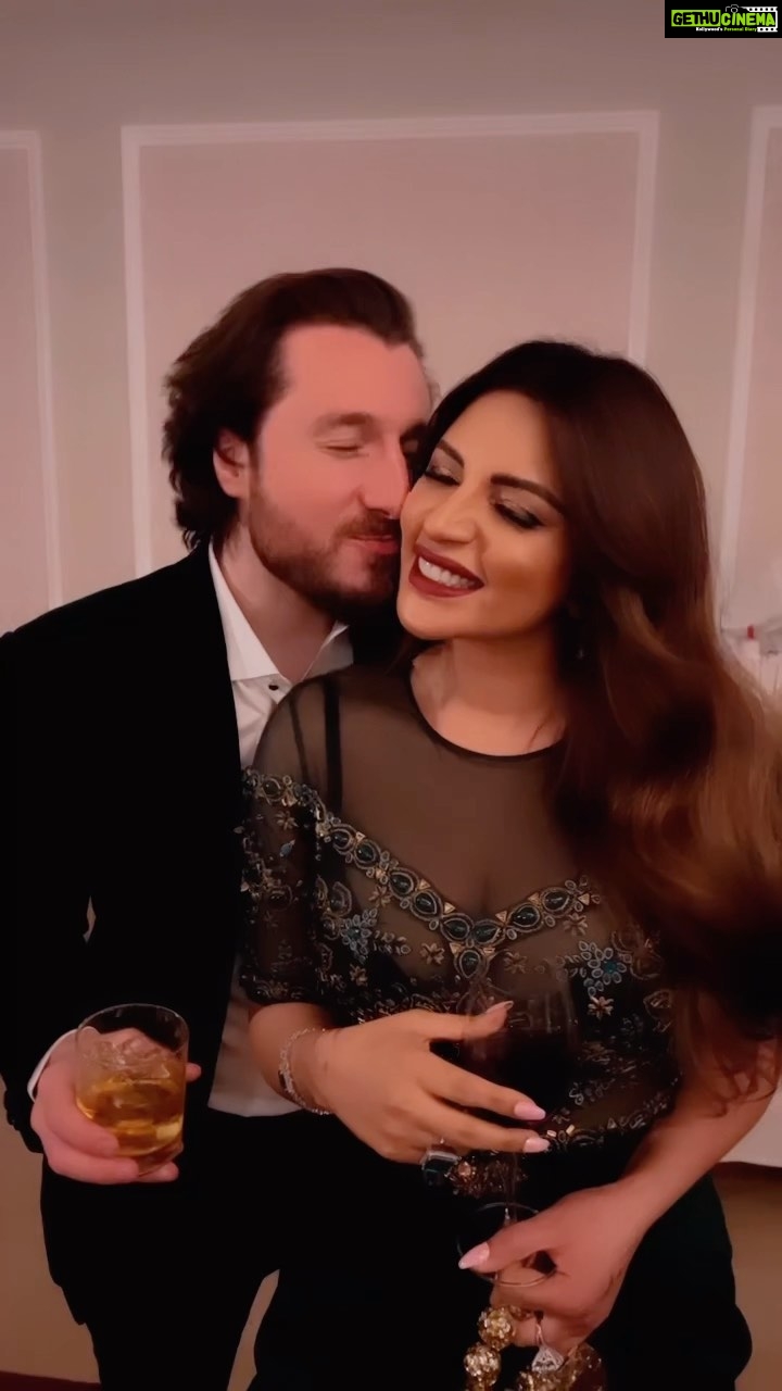 Shama Sikander Instagram - This is tripppyyyy….😂😂 made this reel when my dear friends @poppyjabbal @karanvgrover got married In himachal and i can say that now coz everyone knows and poppy won’t kill me🫤 i made these #boomerang videos of all of us enjoying their last function. It fits so well on this song!!!!😳😱 don’t you think??? @saiwyn @lostjourno @jamesmilliron @asheshlsajnani @hanifhilal21 @rehasukheja @_gaganoberoi_ @amisukhadia 🤩♥️🥂 #majormissing #friendship #friends #friendshipgoals #friendsforever #love #joy #togatherness #humsaathsaathhain #sarepagal #wearecrazy #funloving#talented #saturdaynightvibes #saturday #saturdaze bunchofhappiness 😇♥️🤗🎉