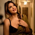 Shama Sikander Instagram - Tum aaye to aaya mujhe yaad , gali me aaj chaand nikla….♥️♥️♥️ . . . #saree #indianwear #influencer #smile #happiness #stylefashion #fashionstyle #viral #like #instagood #pose #photooftheday #shamasikander